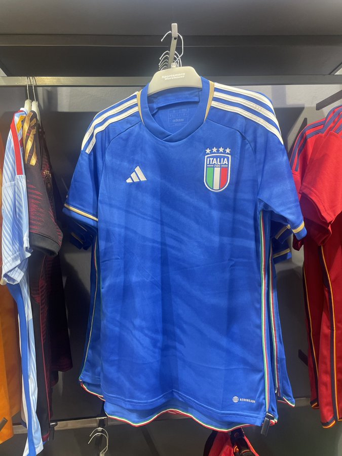 Nouveaux maillots de foot Italie 2023 faits par Adidas et nouveau