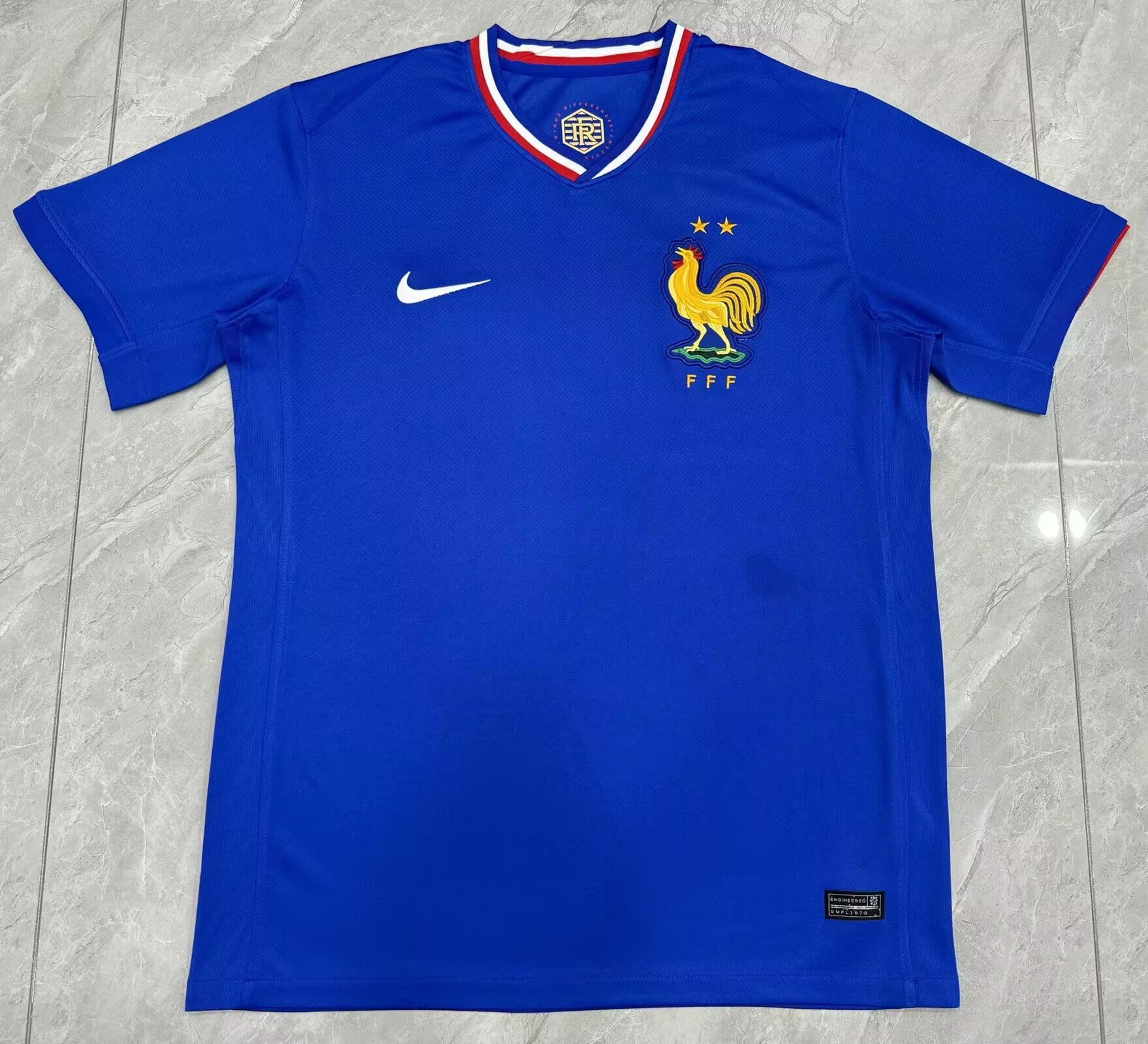 Les nouveaux maillots France Euro 2024 : design, couleurs, blason